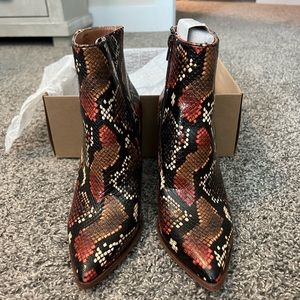 BRAND NEW NEVER BEEN WORN STEVE MADDEN BOOTS!!